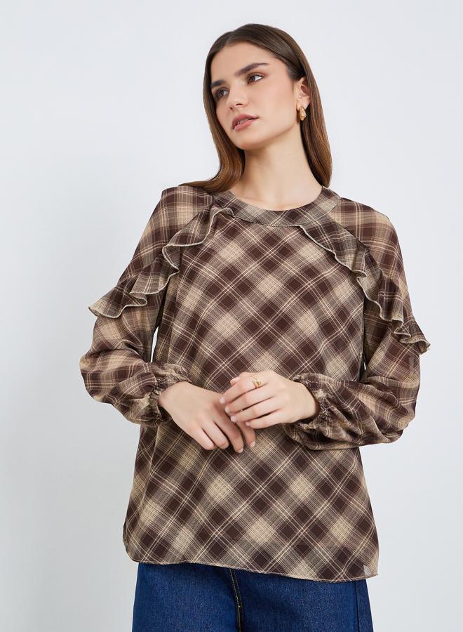 ستايلي بلوزة بطبعة مربعات وتفاصيل كشكش - Image 3