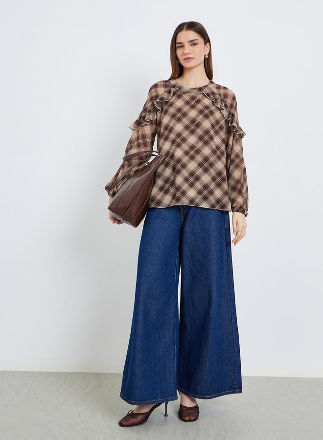 ستايلي بلوزة بطبعة مربعات وتفاصيل كشكش - Image 1