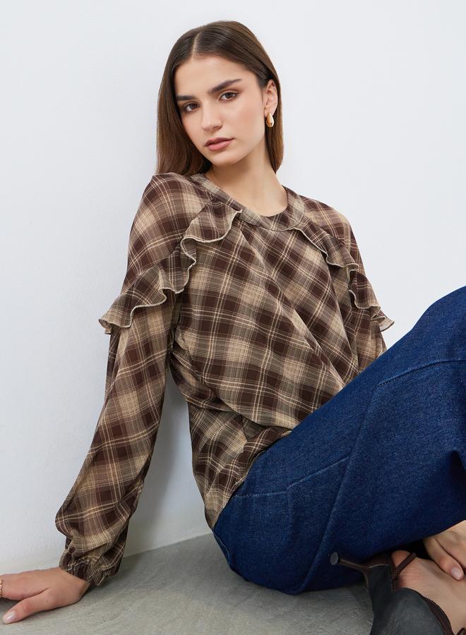 ستايلي بلوزة بطبعة مربعات وتفاصيل كشكش - Image 2