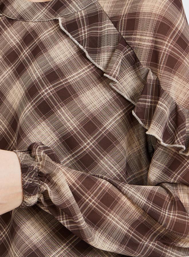 ستايلي بلوزة بطبعة مربعات وتفاصيل كشكش - Image 4