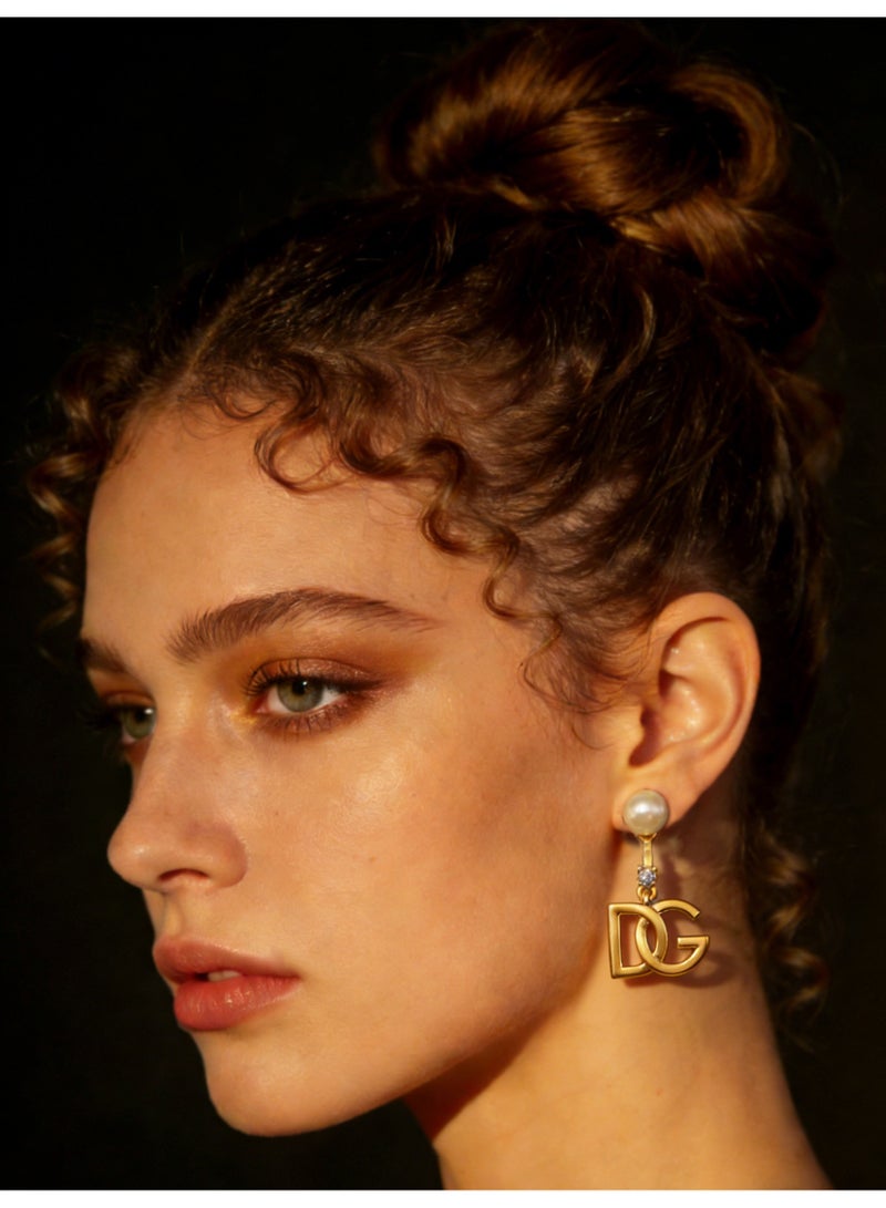 دي آند جي Classic Pearl letter earrings light luxury diamond gold earrings commuting party temperament earrings. - Image 2