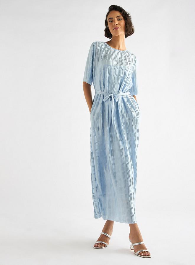 سبلاش فيڤ فستان بارز الملمس بياقة مستديرة وأكمام قصيرة وحزام ربط - Image 2