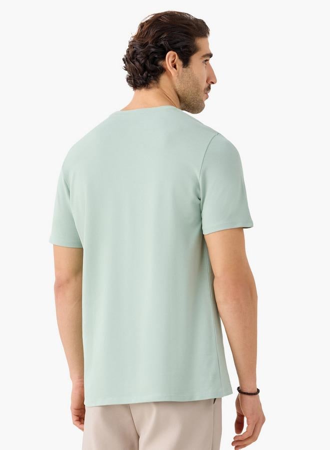 ايكونيك تيشيرت مطبوع بتصميم أيقوني بياقة دائرية وأكمام قصيرة - Image 3