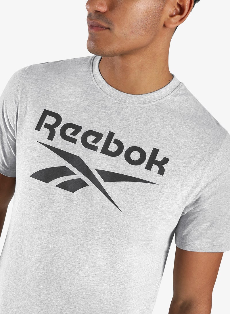 ريبوك تيشيرت تشاد بشعار كبير وبياقة دائرية وأكمام قصيرة - Image 3