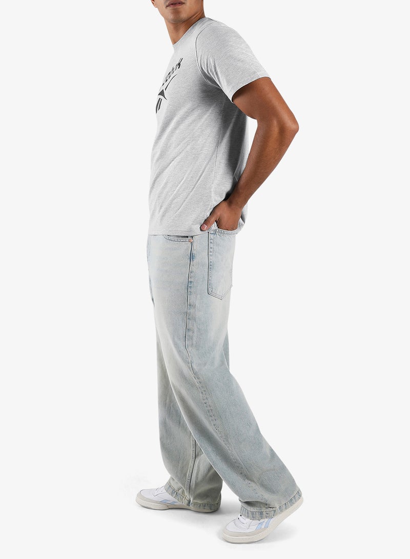 ريبوك تيشيرت تشاد بشعار كبير وبياقة دائرية وأكمام قصيرة - Image 4