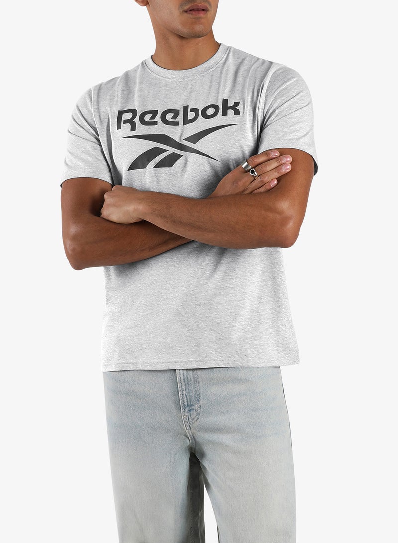 ريبوك تيشيرت تشاد بشعار كبير وبياقة دائرية وأكمام قصيرة - Image 1