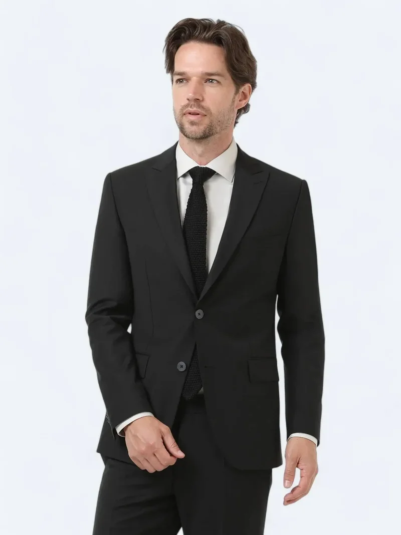 كيب بدلة سوداء سادة بقصة عصرية من مزيج الصوف