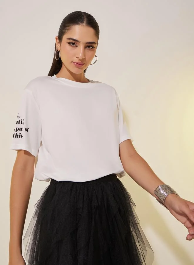 تايك تو تيشيرت قطن برقبة دائرية وأكمام قصيرة بطبعة شعار