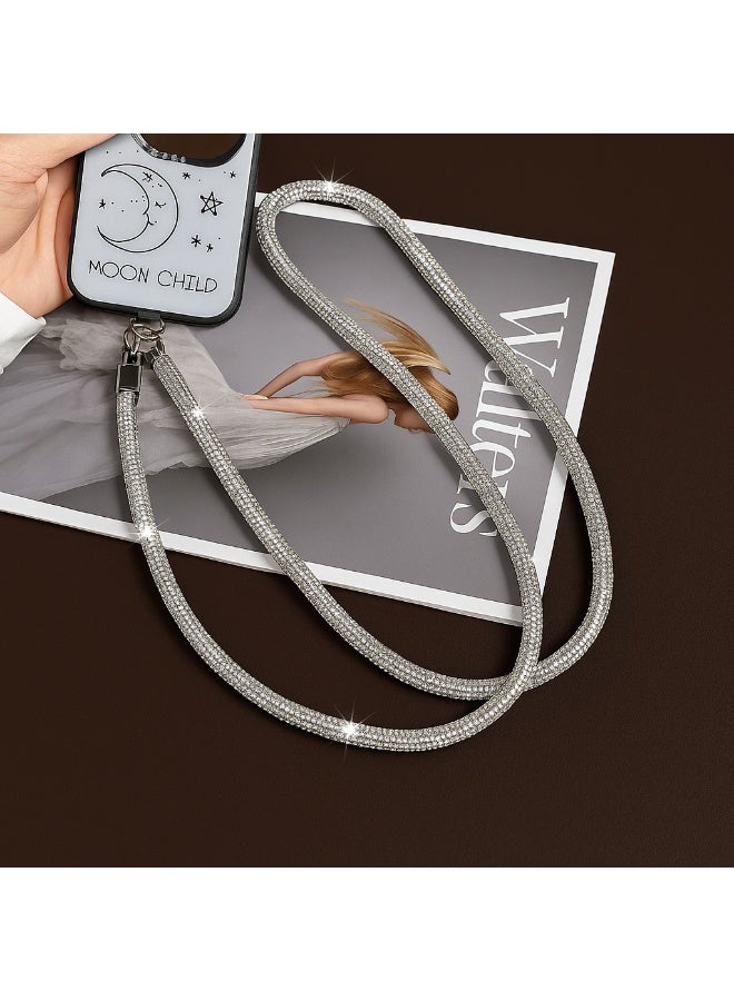 سلسلة موبايل طويلة إستراس بطول 60 سم تجمع بين الفخامة والأناقة لحماية هاتفك بأسلوب عصري يناسب النساء الأنيقات، وتتميز بقفل آمن وتصميم عريض فاخر يمنحك مظهرًا راقيًا وجذابًا. - Image 4