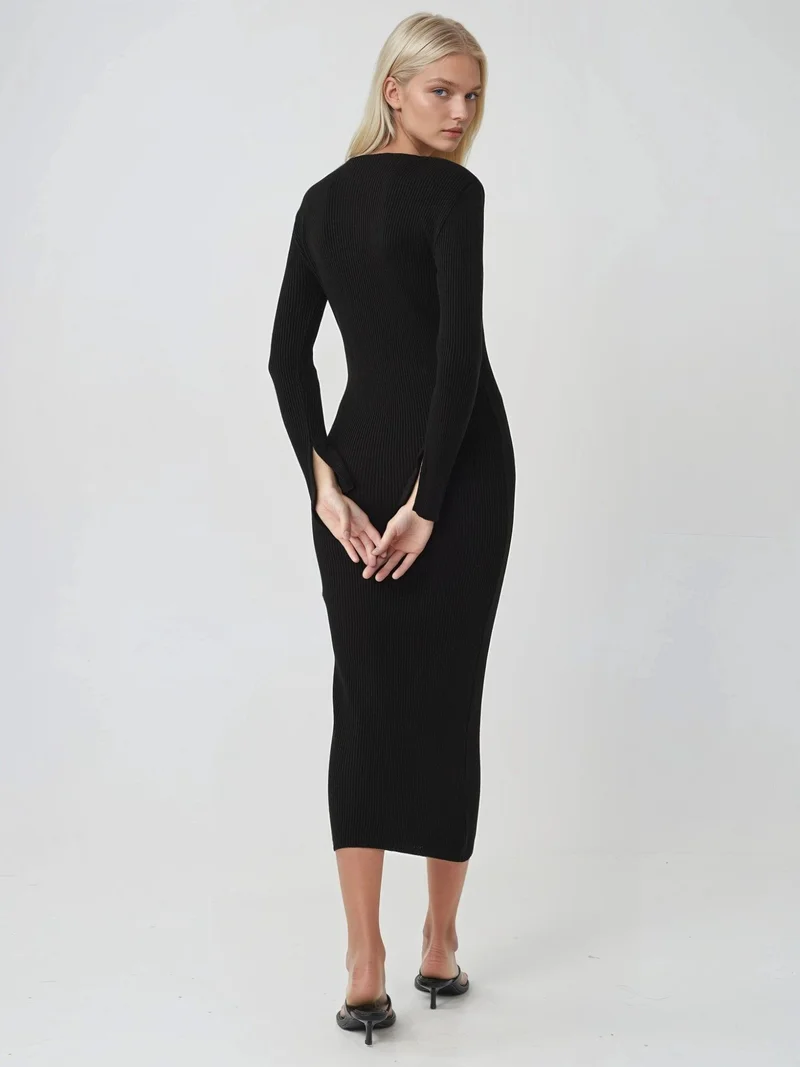 موضتي فستان ماكسي محبوك بياقة على شكل حرف  ونقشة بارزة وفتحة جانبية