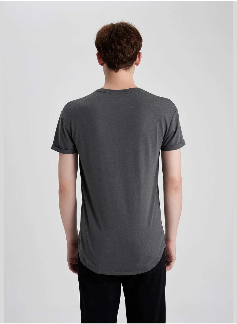 ديفاكتو Short Sleeve Long Fit Crew Neck T-Shirt