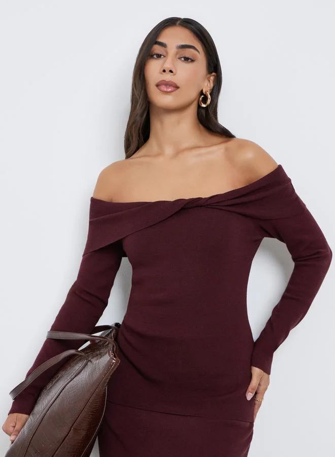 ستايلي بلوزة محبوكة سادة بأكتاف مكشوفة وتفاصيل ملفوفة