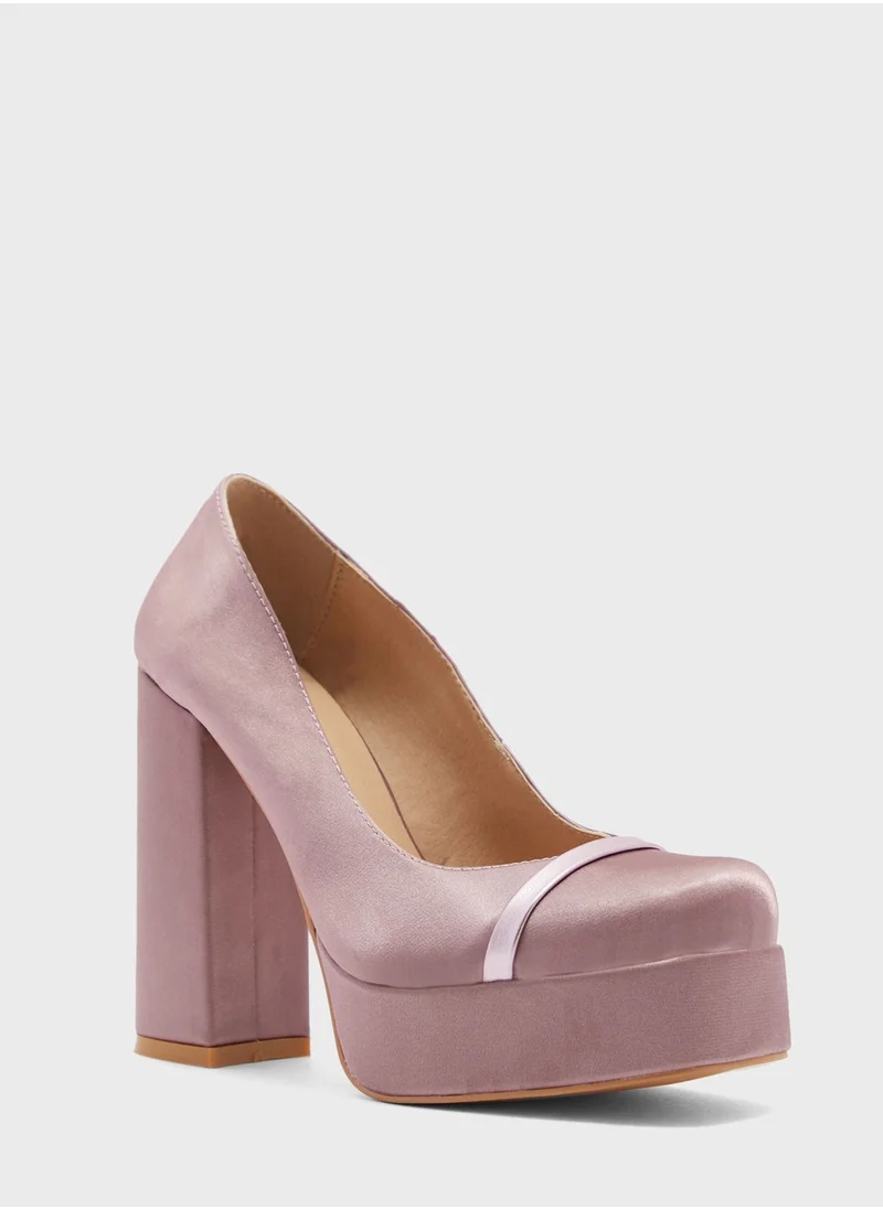 خزانة Satin Platform Pump