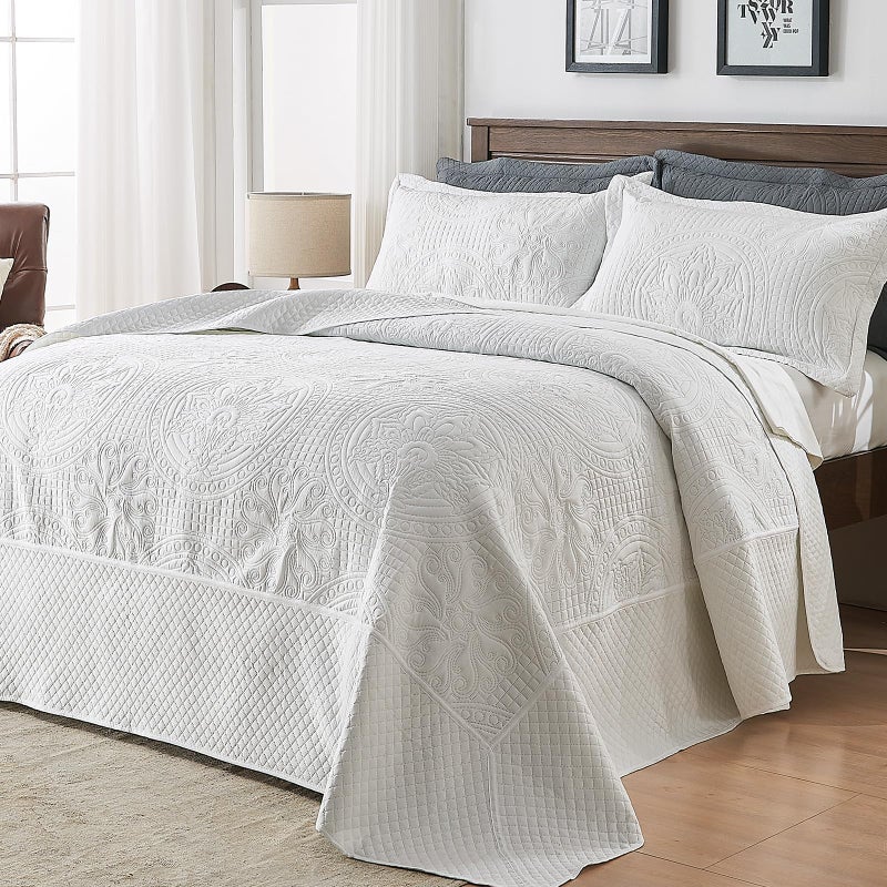 Qucover غطاء سرير كينغ كوفر ألاسكا 132x 120، غطاء سرير كينغ كبير الحجم، مجموعة أغطية سرير كينغ كبيرة الحجم من 3 قطع، مصنوعة من الألياف الدقيقة الناعمة والخفيفة، بنمط فارسي قديم، مع أغطية وسائد، أبيض - Image 1