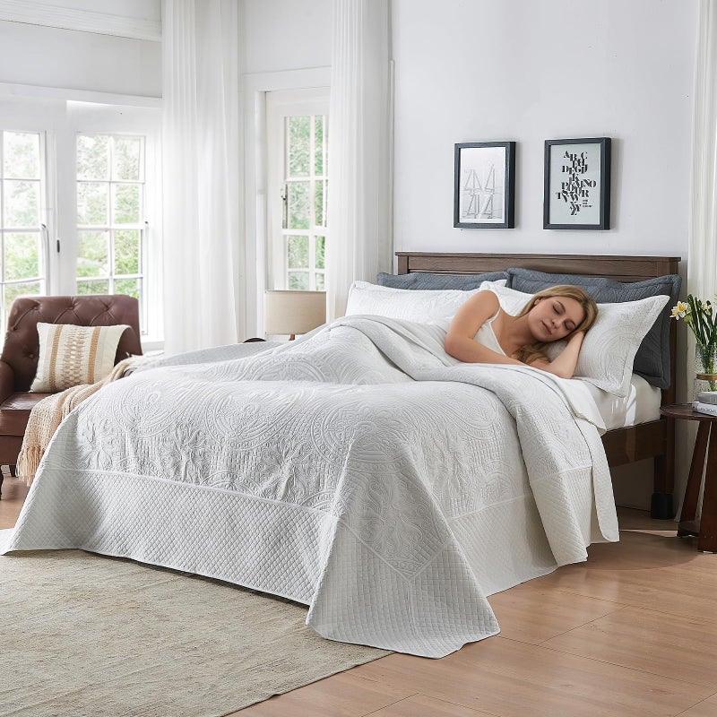 Qucover غطاء سرير كينغ كوفر ألاسكا 132x 120، غطاء سرير كينغ كبير الحجم، مجموعة أغطية سرير كينغ كبيرة الحجم من 3 قطع، مصنوعة من الألياف الدقيقة الناعمة والخفيفة، بنمط فارسي قديم، مع أغطية وسائد، أبيض - Image 2