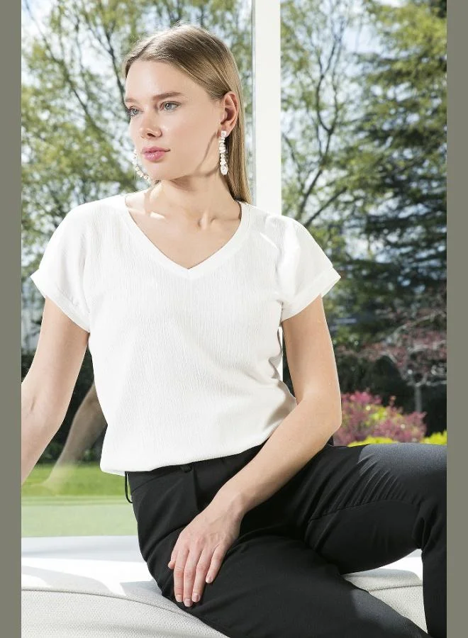 ليلا بلوزة نسائية بياقة على شكل حرف  ومرنة من ليلا