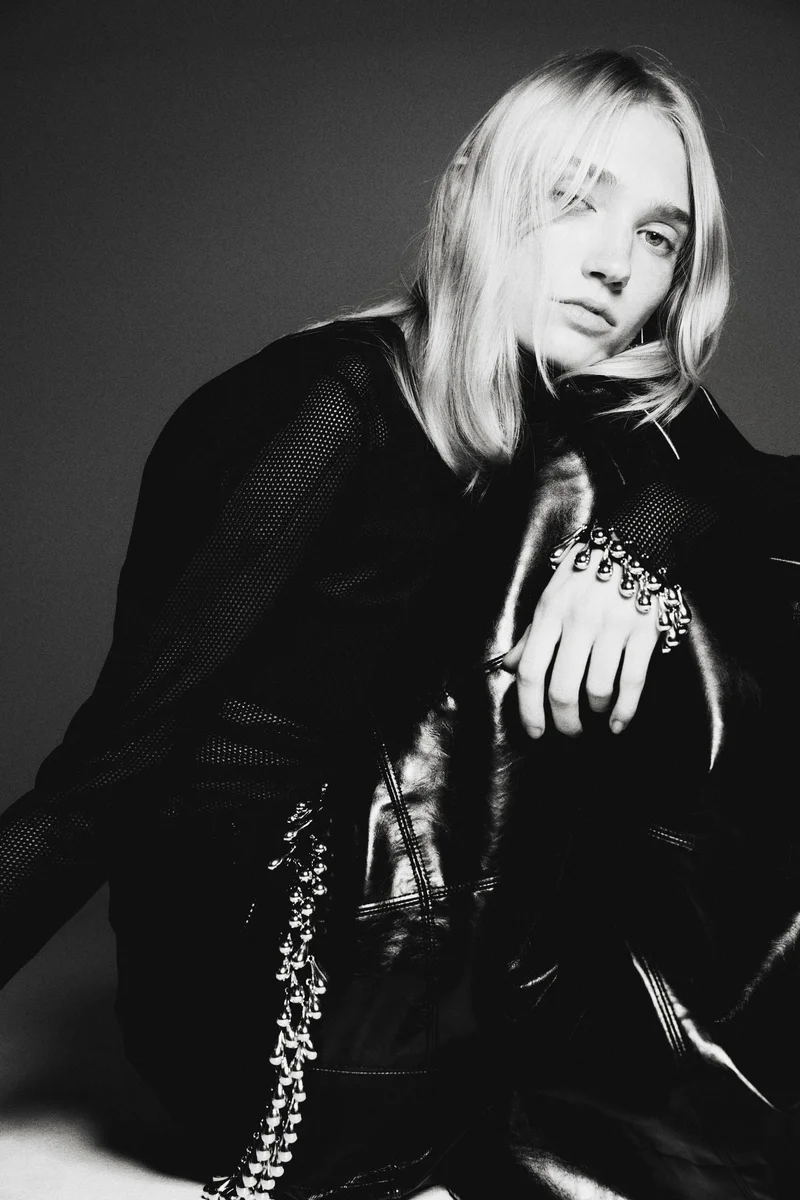 اتش اند ام بلوزة شبكية مزينة بالخرز