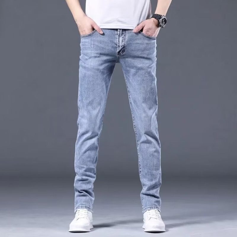 جينزات ربيع وصيف 2024 للرجال بقصة ضيقة مستقيمة بأسلوب كوري عالي الجودة مع مرونة ولون فاتح عصري يناسب جميع المناسبات بسروال طويل باللون الأزرق