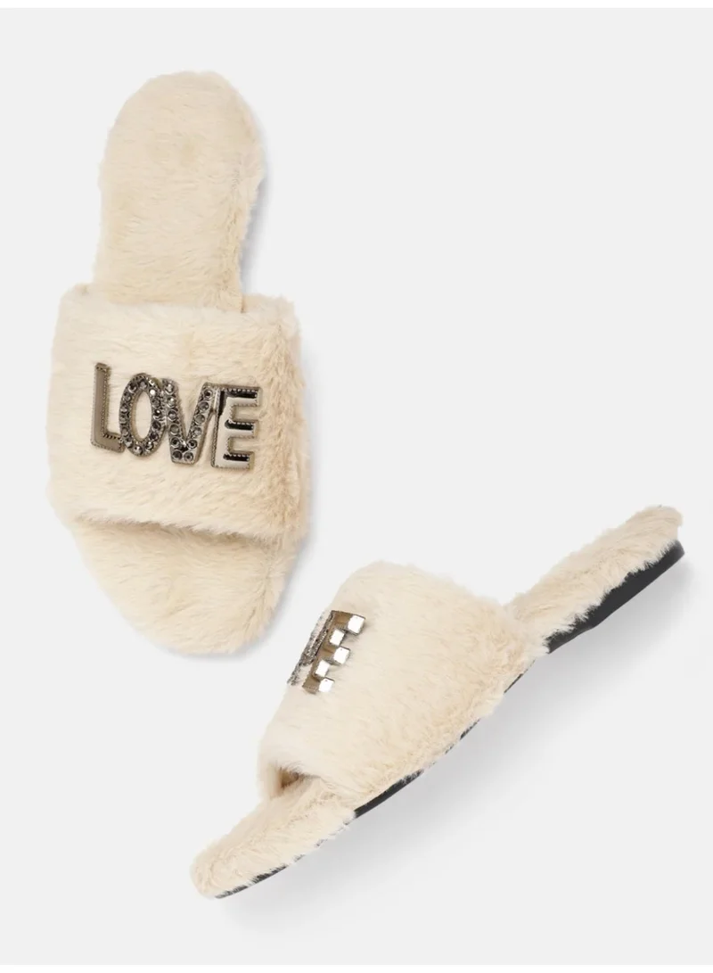 زوري وورلد شباشب منزلية ناعمة بتصميم قلب من فرو نباتي خفيف الوزن ووسادة مريحة