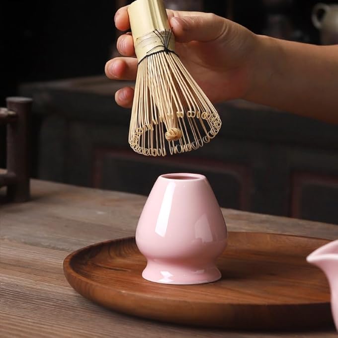 دائرة مربعة طقم شاي ماتشا مكون من 4 قطع، طقم خفاقة ماتشا ياباني تقليدي، متضمن خفاقة ماتشا، مغرفة ماتشا من الخيزران، وعاء ماتشا سيراميكي، خفاقة، حامل ماتشا، طقم أدوات ماتشا مصنوع يدويًا، وردي A - Image 5