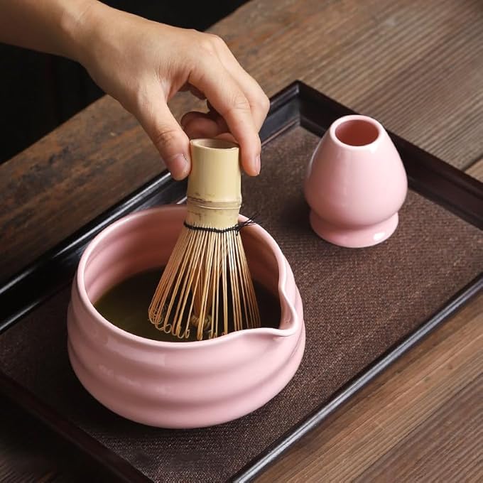 دائرة مربعة طقم شاي ماتشا مكون من 4 قطع، طقم خفاقة ماتشا ياباني تقليدي، متضمن خفاقة ماتشا، مغرفة ماتشا من الخيزران، وعاء ماتشا سيراميكي، خفاقة، حامل ماتشا، طقم أدوات ماتشا مصنوع يدويًا، وردي A - Image 4