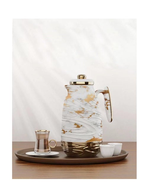 Thermos in the refrigerator for tea and coffee, with an ergonomic design that allows ease of use with a royal touch, half liter, of one piece, gold/ivory, plain