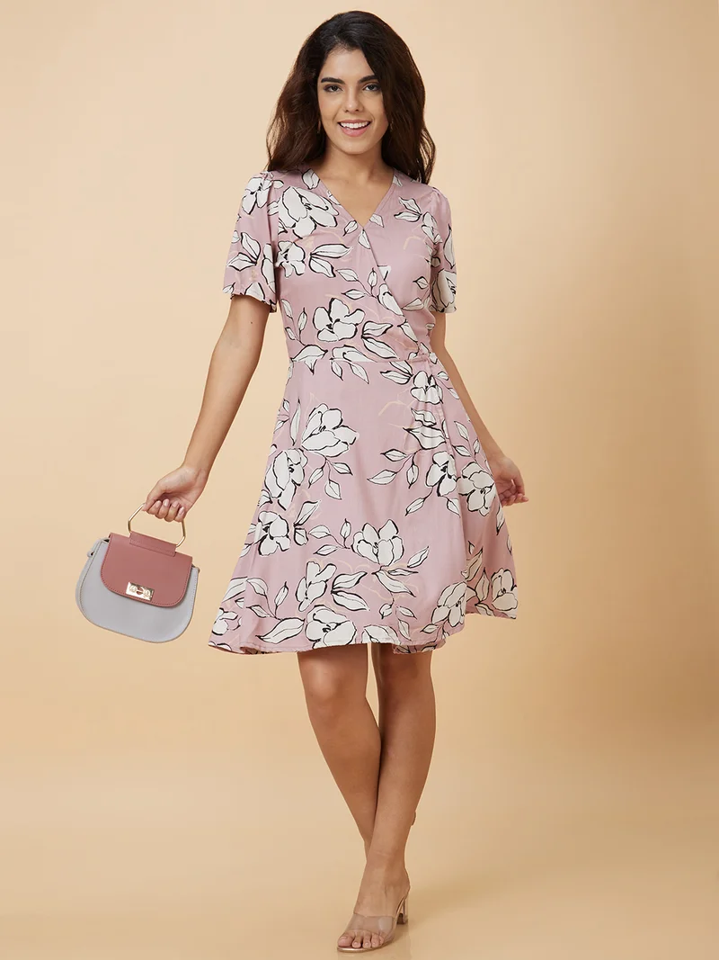 جلو باص فستان نسائي وردي بطبعة زهور بتصميم -