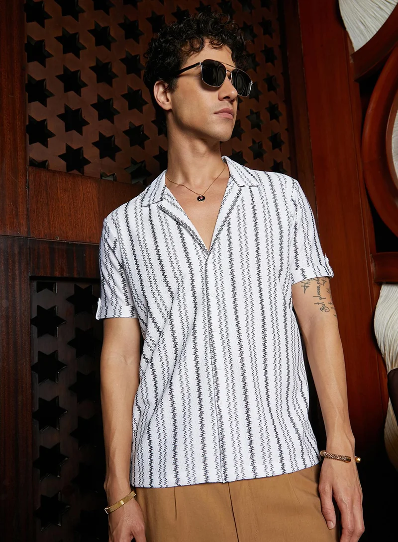 كامبوس سوترا قميص رجالي بنقشة الأقحوان أبيض وفحمي محبوك بموجة