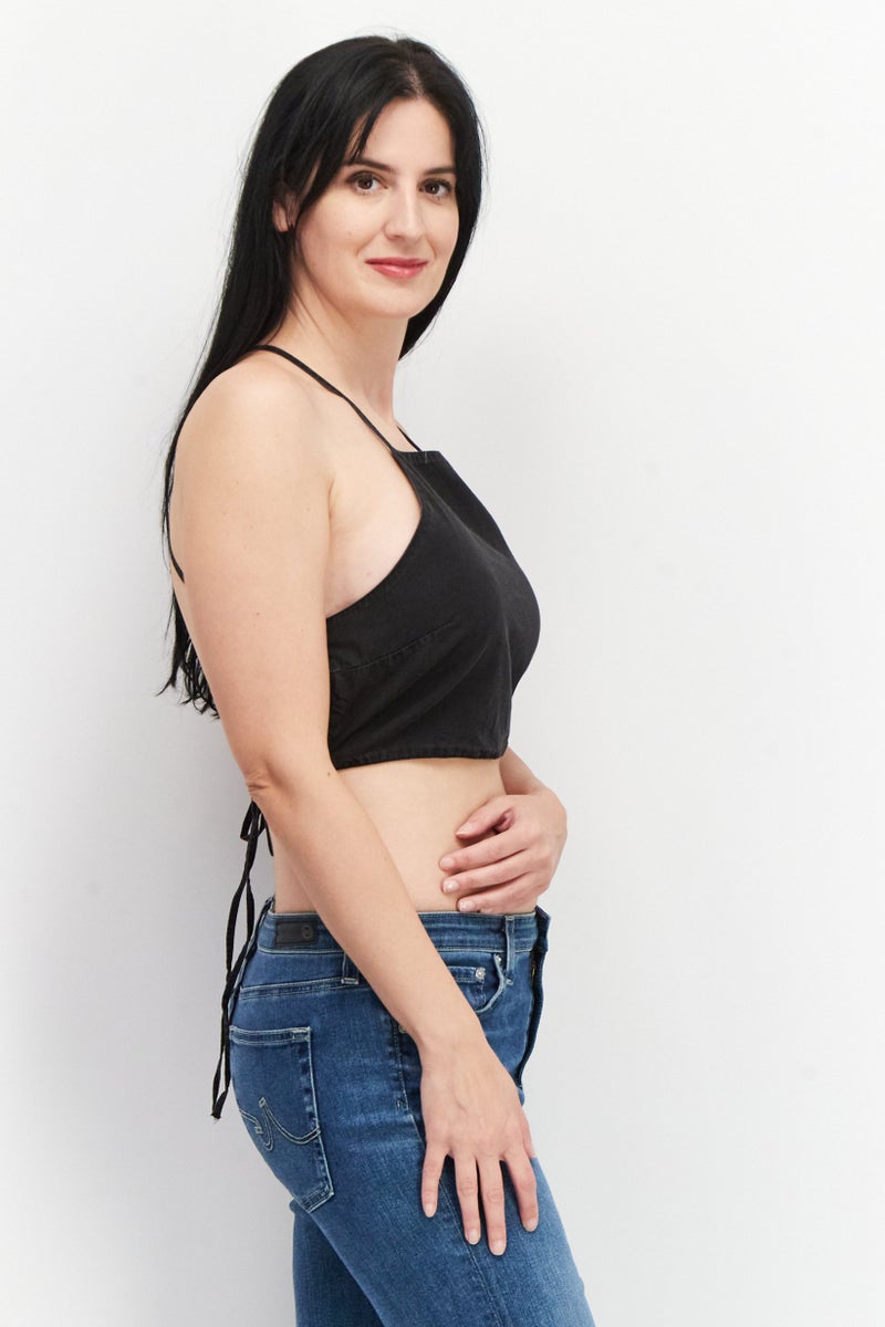 ASOS توب قصير بلا أكمام بتصميم هالتر للنساء من أسوس، أسود - Image 2