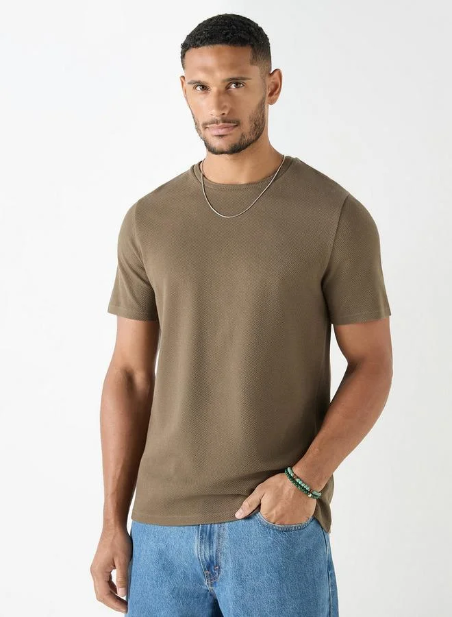 ايكونيك تيشيرت بارز الملمس بياقة ضيّقة وأكمام قصيرة من آيكونيك