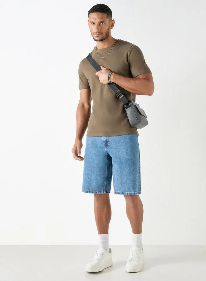 ايكونيك تيشيرت بارز الملمس بياقة ضيّقة وأكمام قصيرة من آيكونيك