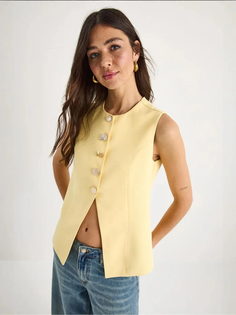 بيانكو لوتشي سترة خصر ضيقة بزر وياقة قميص