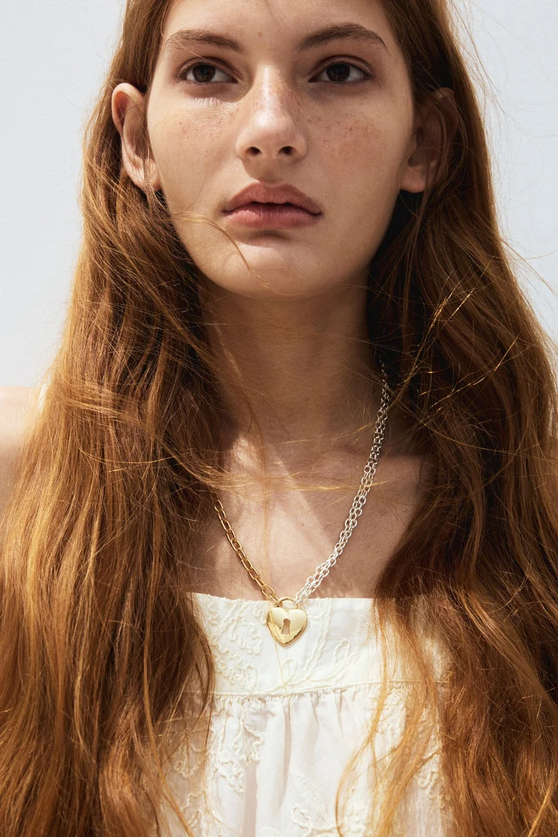 اتش اند ام قلادة بتعليقة بلونين