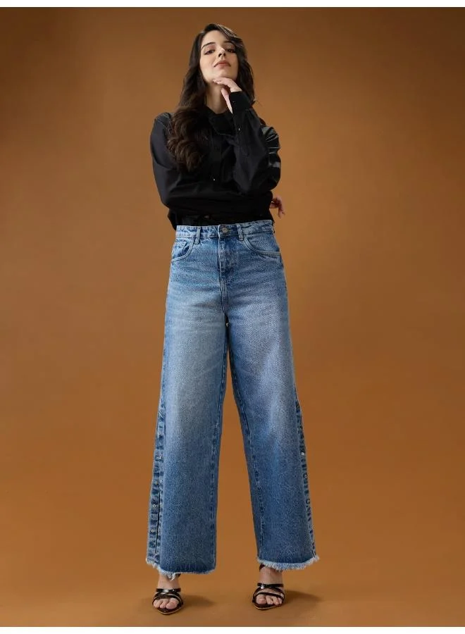 جلو باص جينز نسائي جلوبس أزرق فاتح قطن خصر عالي بتلاشي خفيف وفتحة جانبية وحافة ممزقة