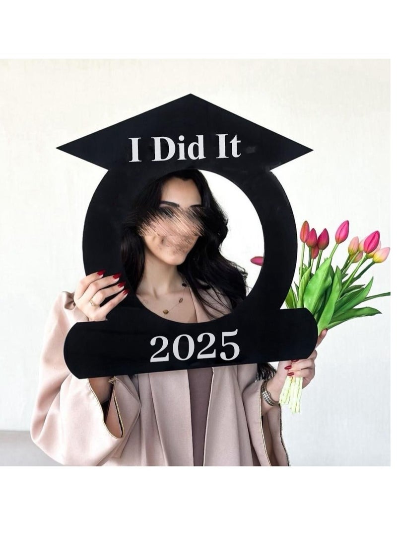 حكاية شمعة برواز تخرج دائري 2025  ،باللون الأبيض و الأسود  - Image 1
