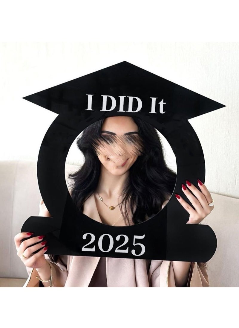حكاية شمعة برواز تخرج دائري 2025  ،باللون الأبيض و الأسود  - Image 2