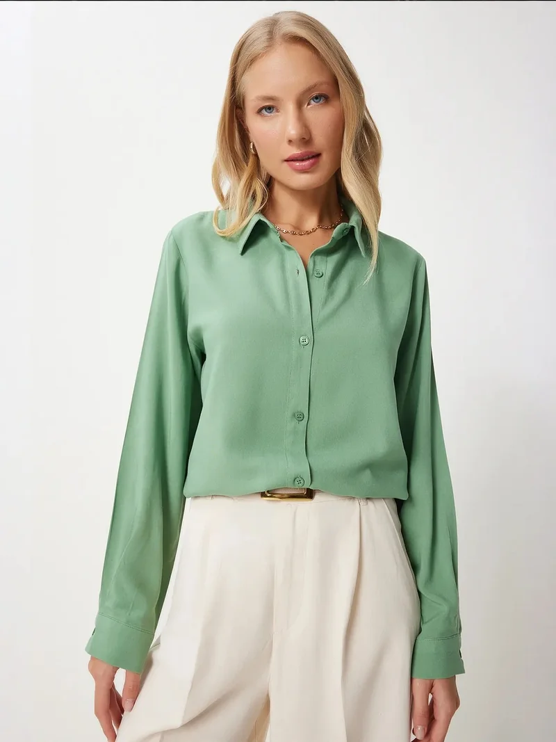 السعادة في إسطنبول ISTANBUL Poplin Button-Up Shirt with Collar