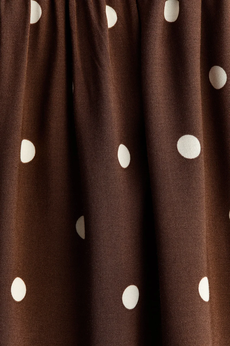 اتش اند ام فستان بحمالات كتف رفيعة ودرزات مجمعة