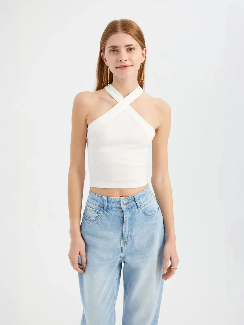 زوبعة بلوزة قصيرة بياقة هالتر وصدر متقاطع