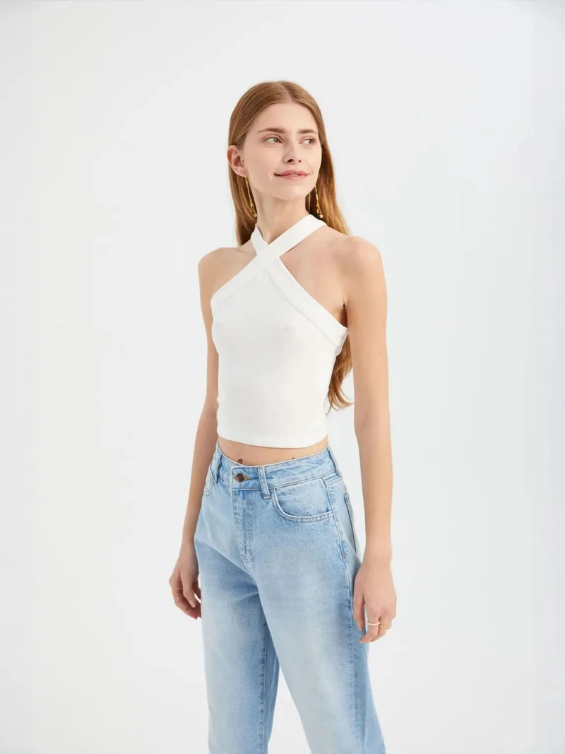 زوبعة بلوزة قصيرة بياقة هالتر وصدر متقاطع