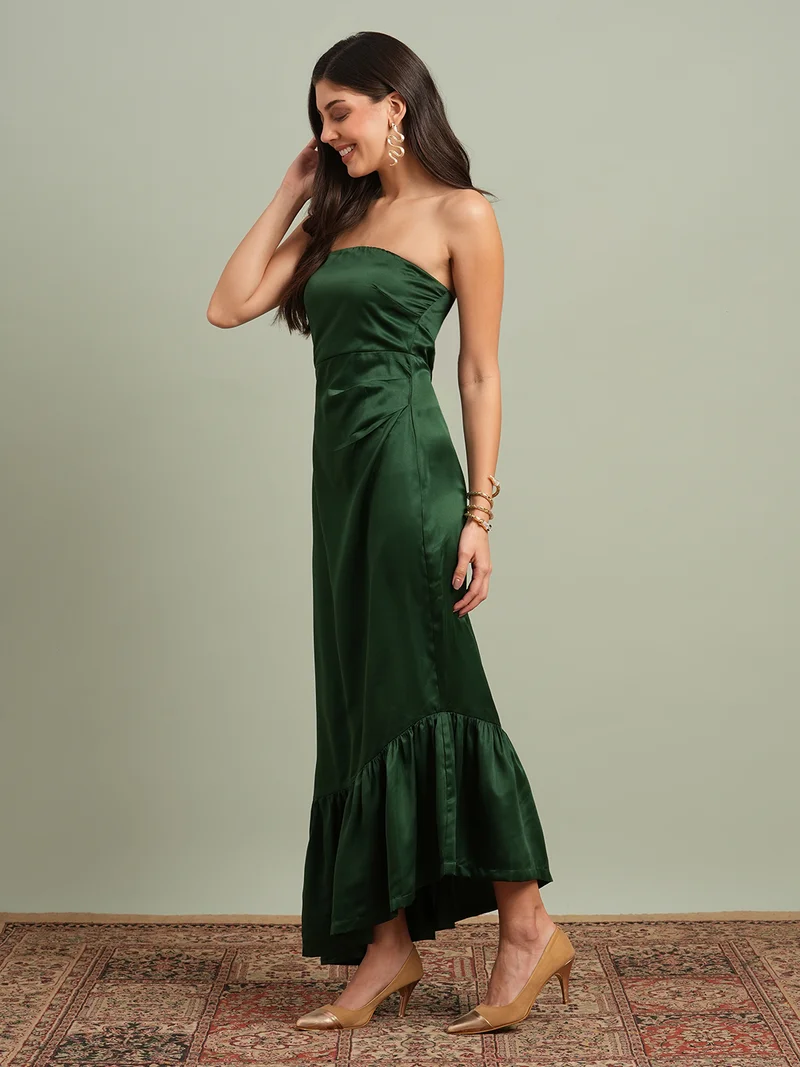 جلو باص فستان سهرة نسائي طويل من الساتان بكسرات وكشكشة بلون أخضر سادة بدون أكتاف