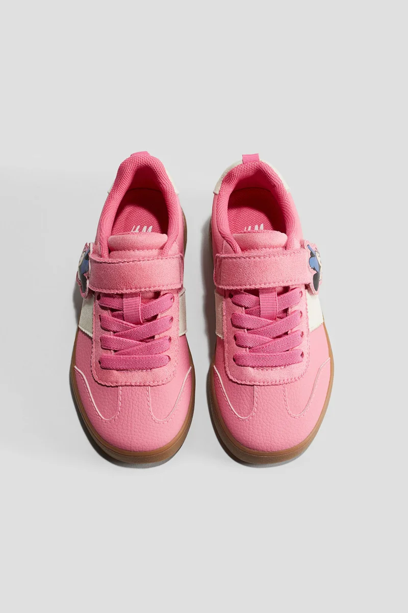 اتش اند ام حذاء رياضي بتصميم مطبوع