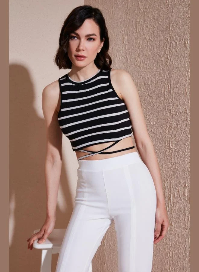 ليلا ليلى بلوزة قصيرة مخططة ضيقة بتفاصيل رباط للنساء