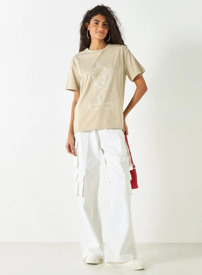 اس بي كاركترز تيشيرت بياقة ضيّقة وأكمام قصيرة وتفاصيل تويتي