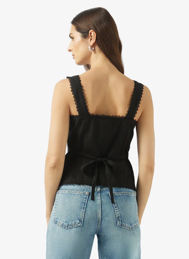 ايلا بلوزة بدون أكمام مزينة بالدانتيل