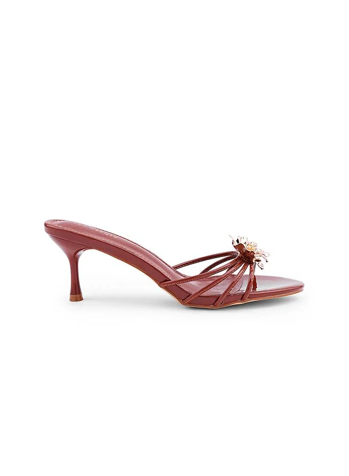 أيقون Delicate strap design with refined heel.