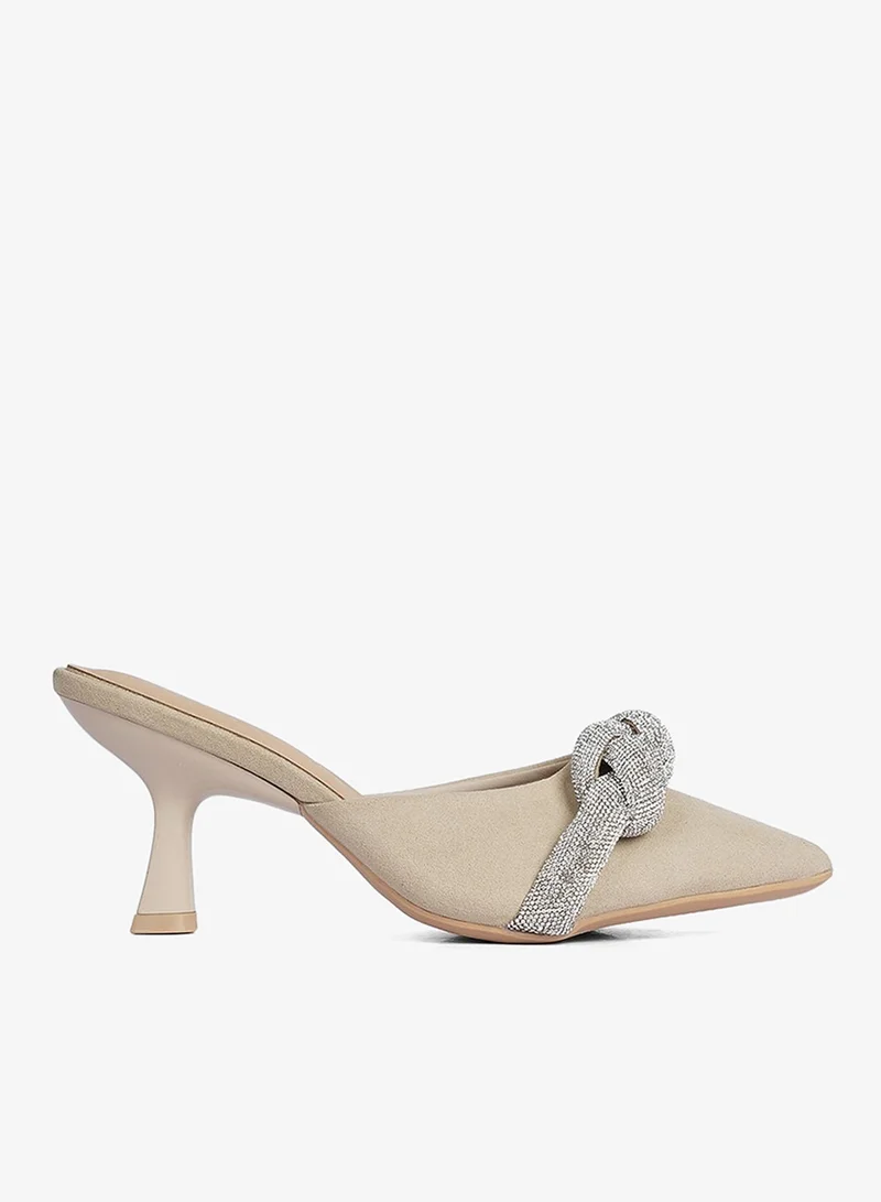 كابلي الحذاء يتميز بمقدمة مدببة وكعب ستيليتو منخفض ومستدق قليلاً