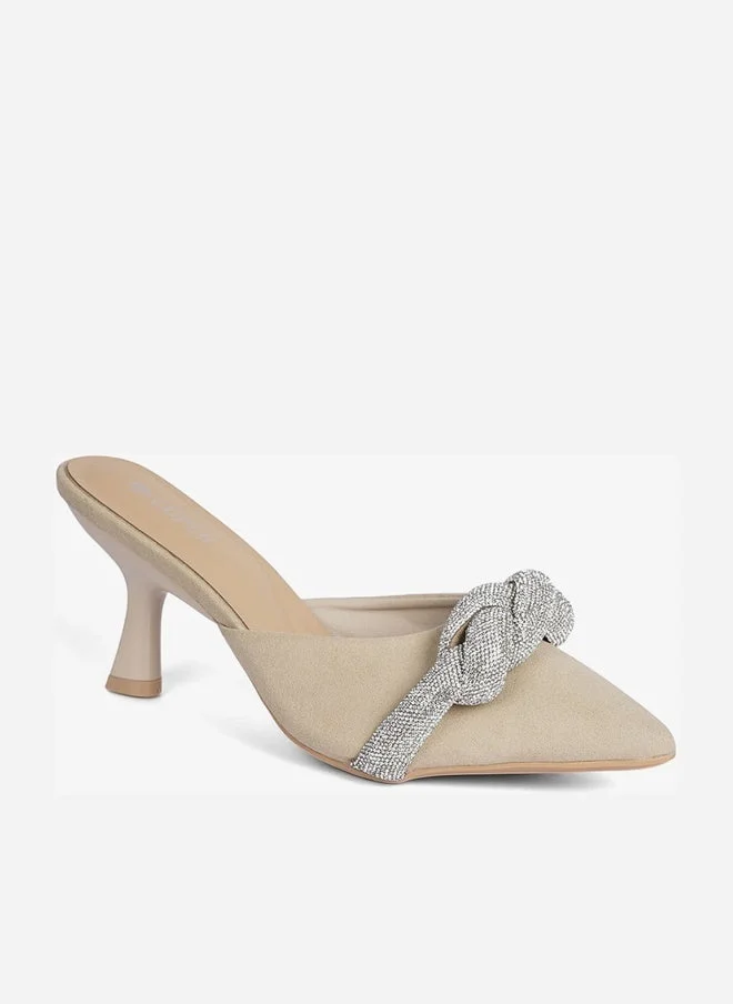 Cuple The shoe has a pointed toe and a low, slightly tapered stiletto heel