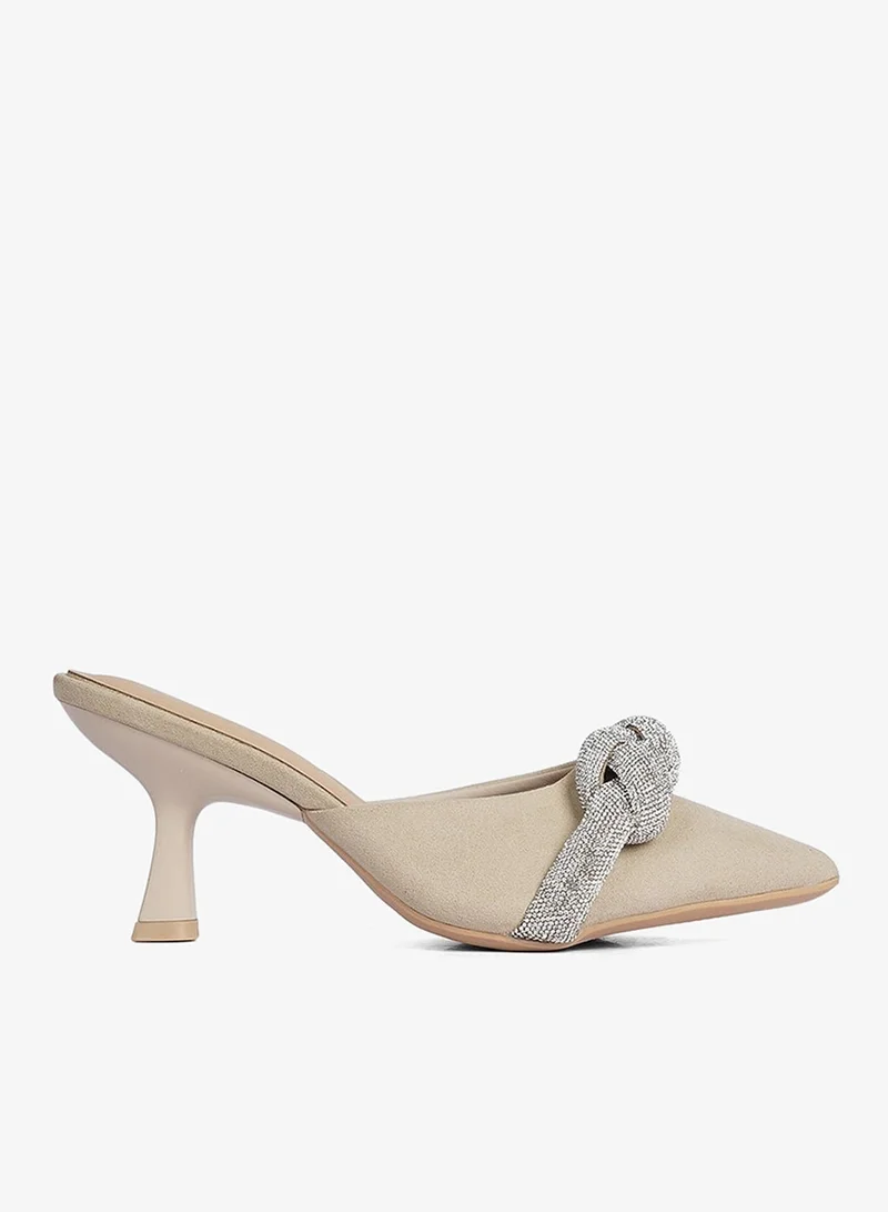 Cuple The shoe has a pointed toe and a low, slightly tapered stiletto heel