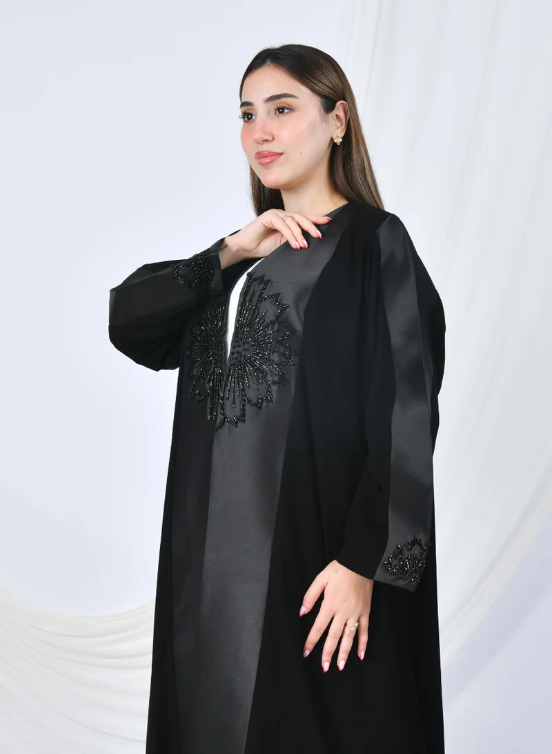 عبايات حوراء عباية فاخرة بشك يدوي أنيق بتفاصيل زهريّة على الصدر والأكمام